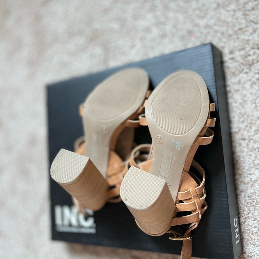 Strap heels - Picture 5 of 7